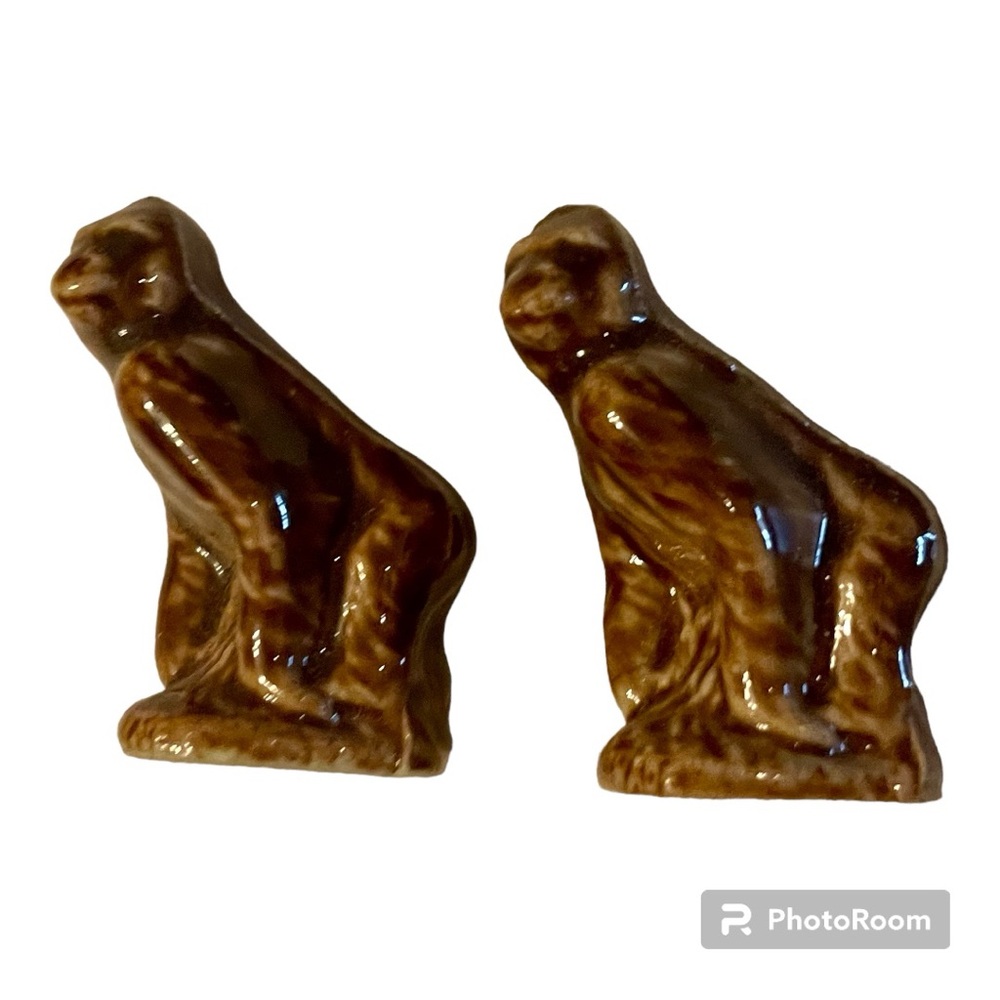 Vintage Wade Whimsy ceramic porcelain - 2 brown gorillas /Collectables from Eng.